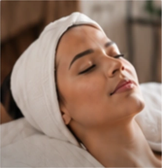 Mulher relaxando durante um cuidado facial