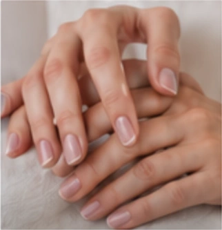 Mãos com unhas cuidadas e esmalte claro