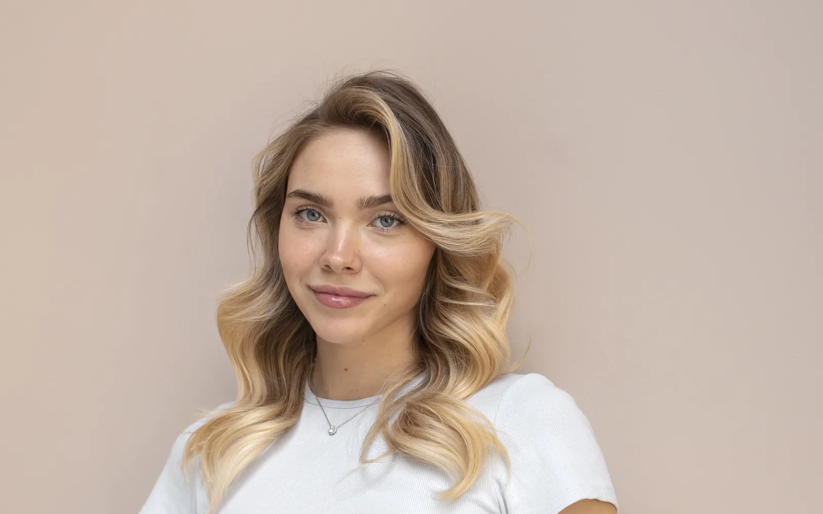 Cliente com cabelo iluminado e ondulado