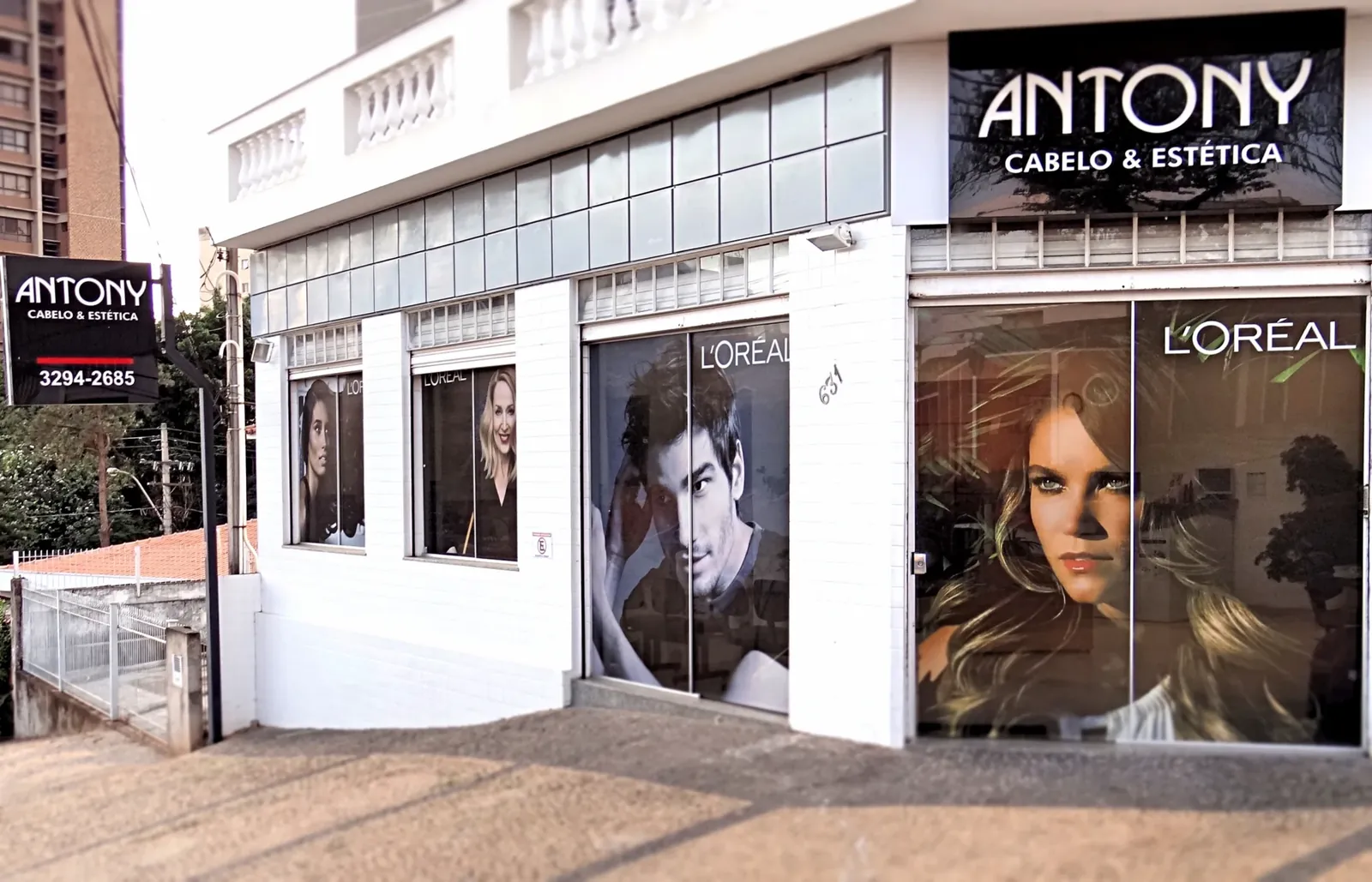 Fachada da unidade Antony Cabelo & Estética no Proença